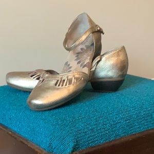 NWOT Taos Maryjane dress shoes